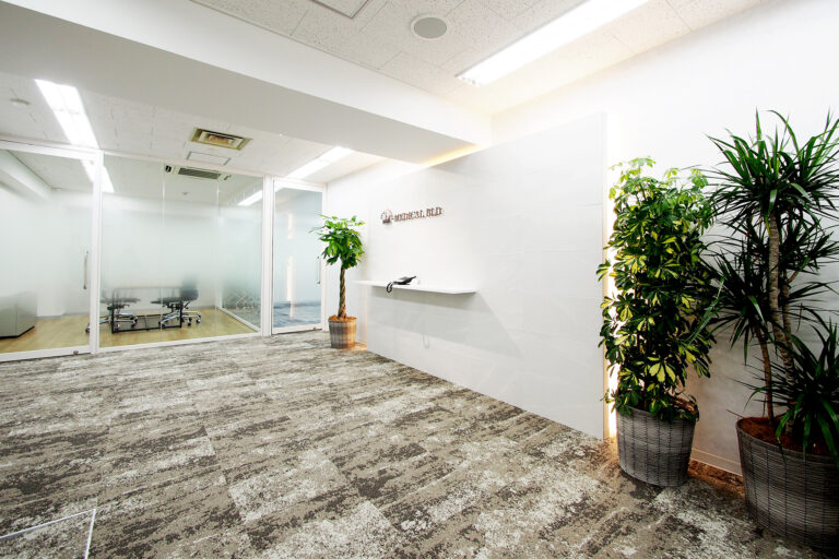 ホワイト+ガラスでブランディングされた採用に強いデザインオフィス｜株式会社メディカルビルド様のオフィスデザイン施工事例