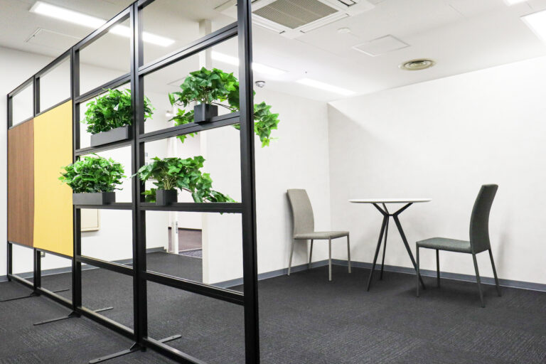 【名古屋市中村区】医療機関への人材派遣業｜社長室から見える景観と開放感を活かした居心地の良いオフィス空間｜フィルタス株式会社のオフィスデザイン施工事例