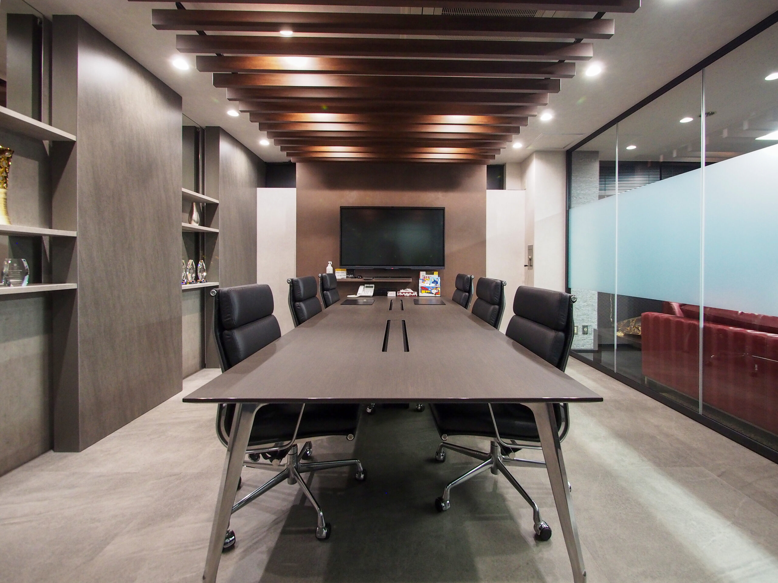 【施工事例10選】あなたのオフィスに最適なのは？10種類の会議室デザイン
